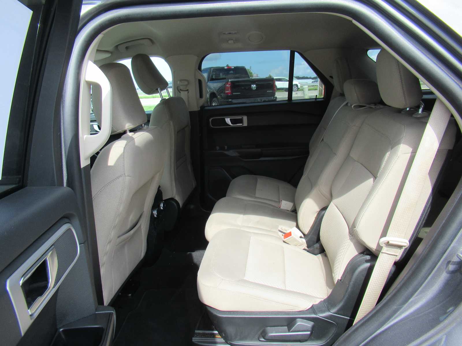 2021 Ford Explorer Base photo 17