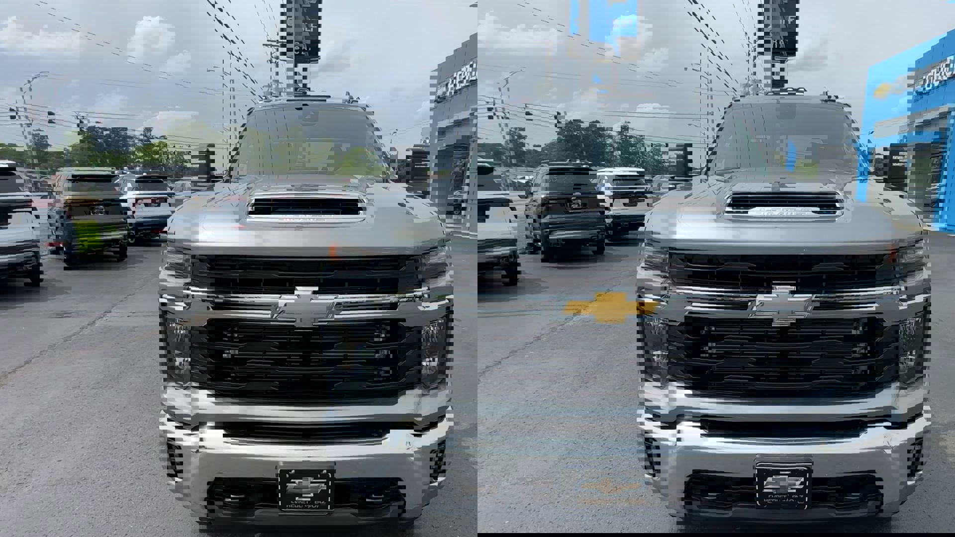 2025 Chevrolet Silverado 3500HD LT photo 3