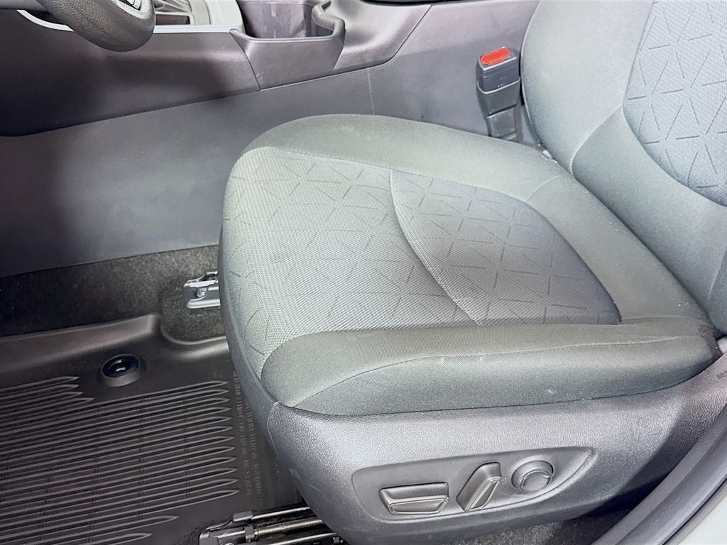 2022 Toyota RAV4 XLE photo 19