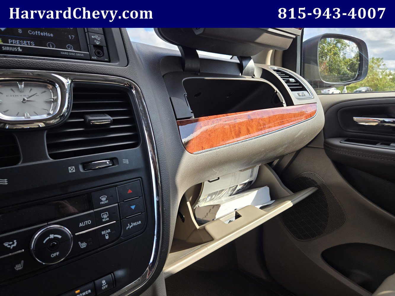2015 Chrysler Town & Country Limited Platinum photo 12