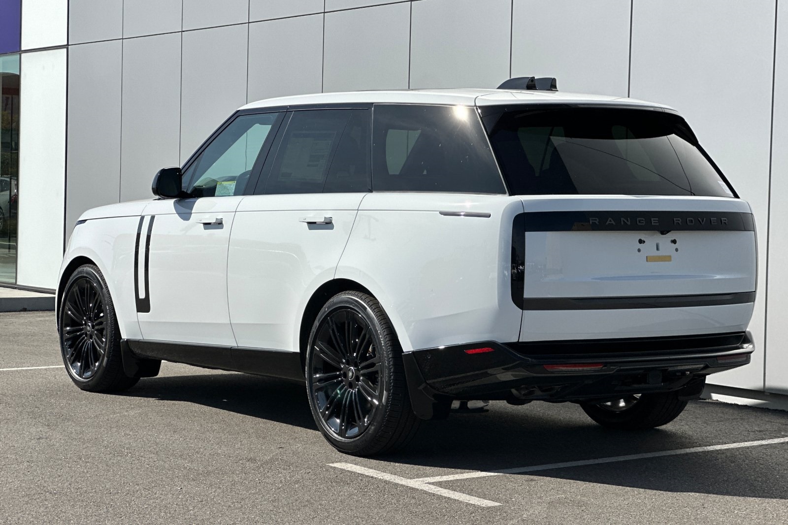 2025 Land Rover Range Rover SE photo 3