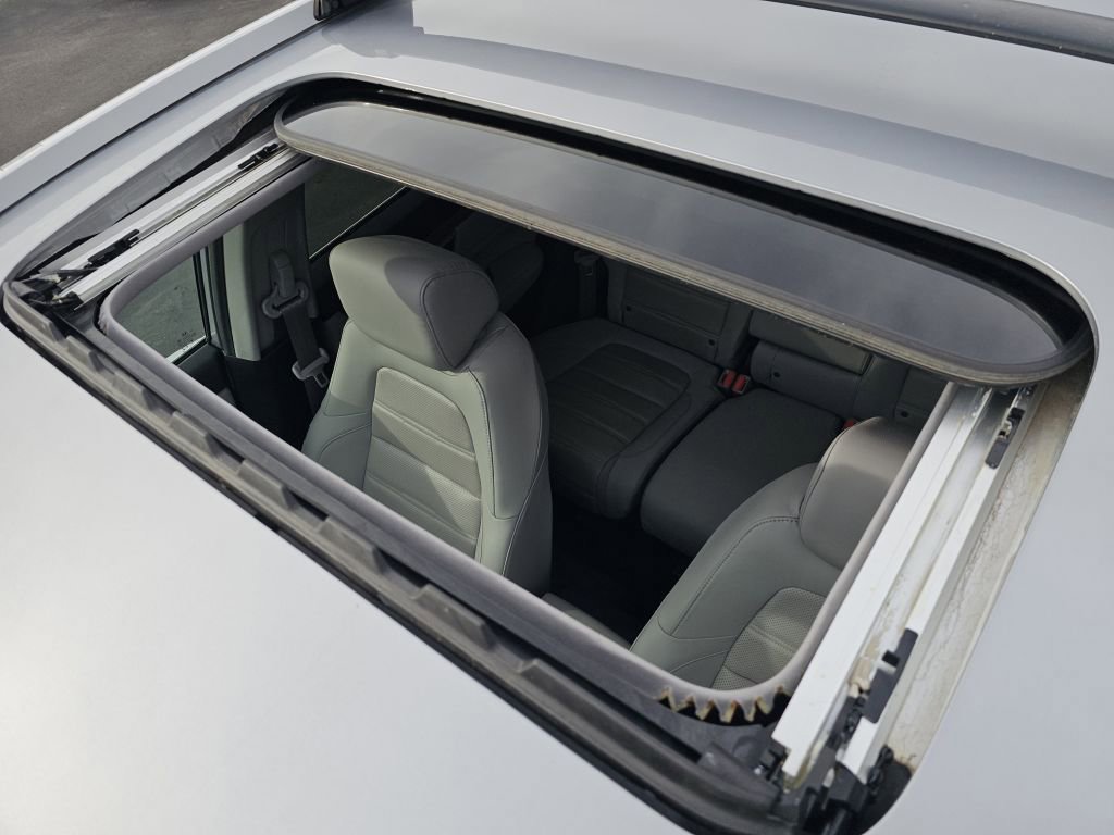 2022 Honda CR-V Hybrid Touring photo 7