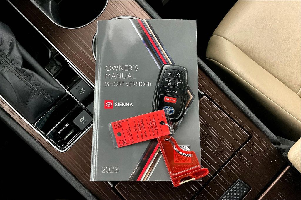 2023 Toyota Sienna XLE photo 10