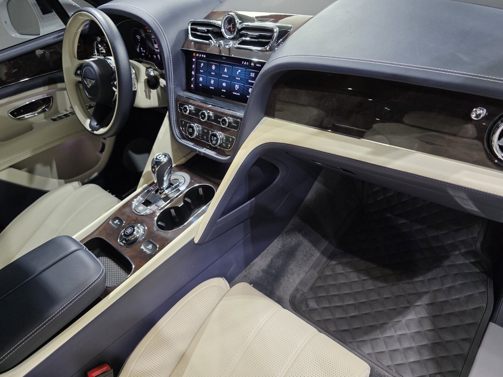 2023 Bentley Bentayga EWB Azure Mulliner photo 23