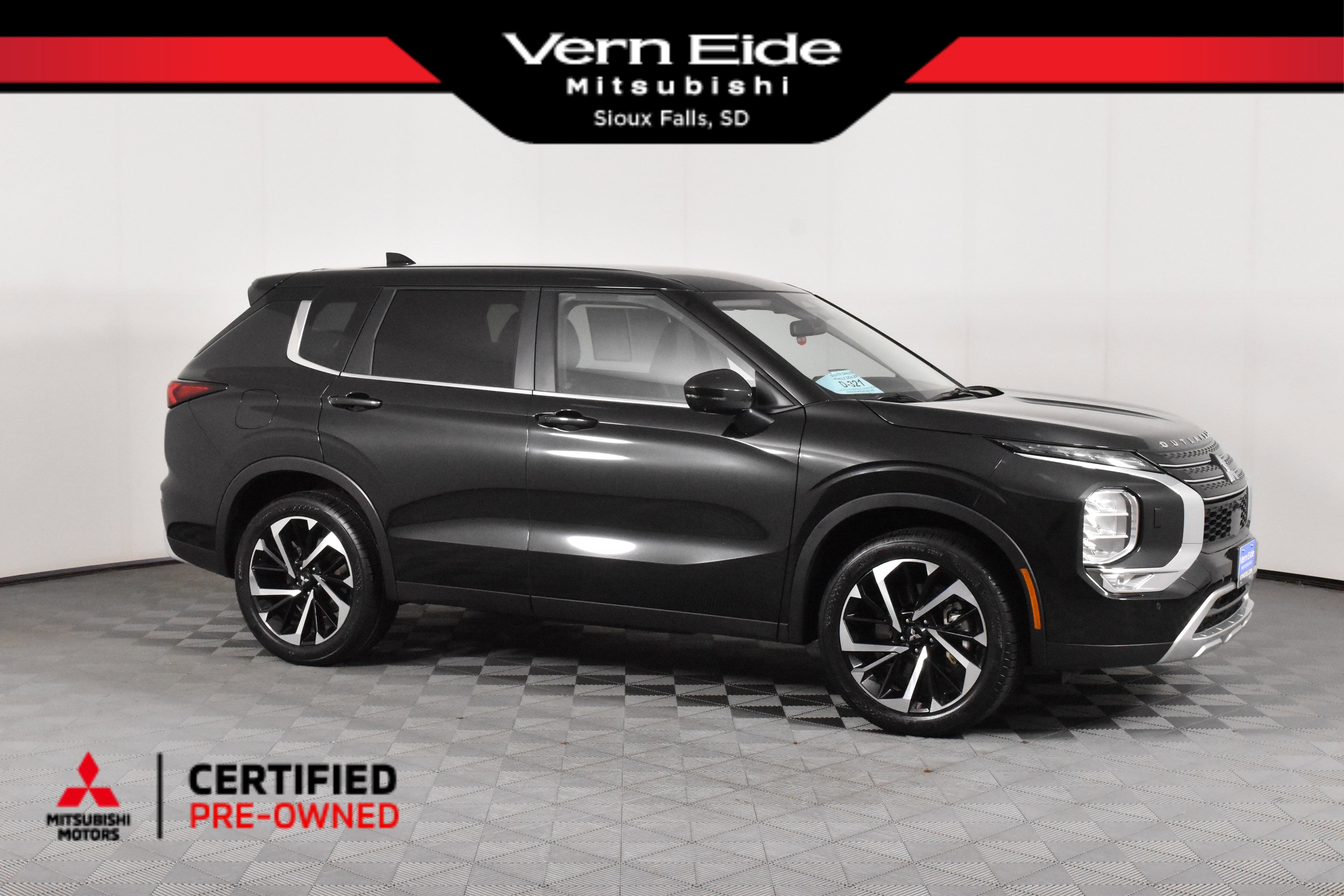 2023 Mitsubishi Outlander SE's photo