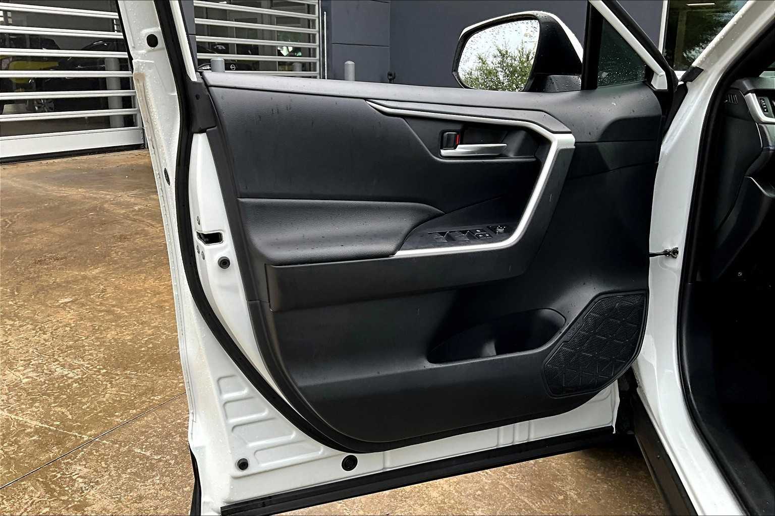 2024 Toyota RAV4 Hybrid SE photo 20