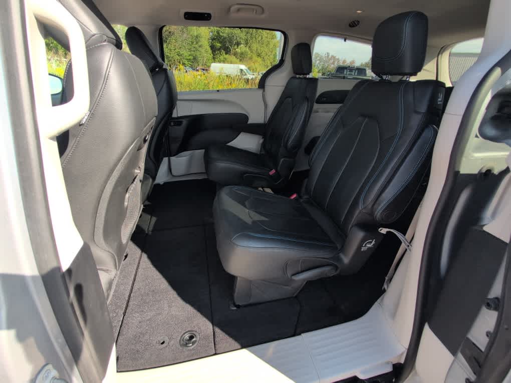 2021 Chrysler Pacifica Touring L photo 11