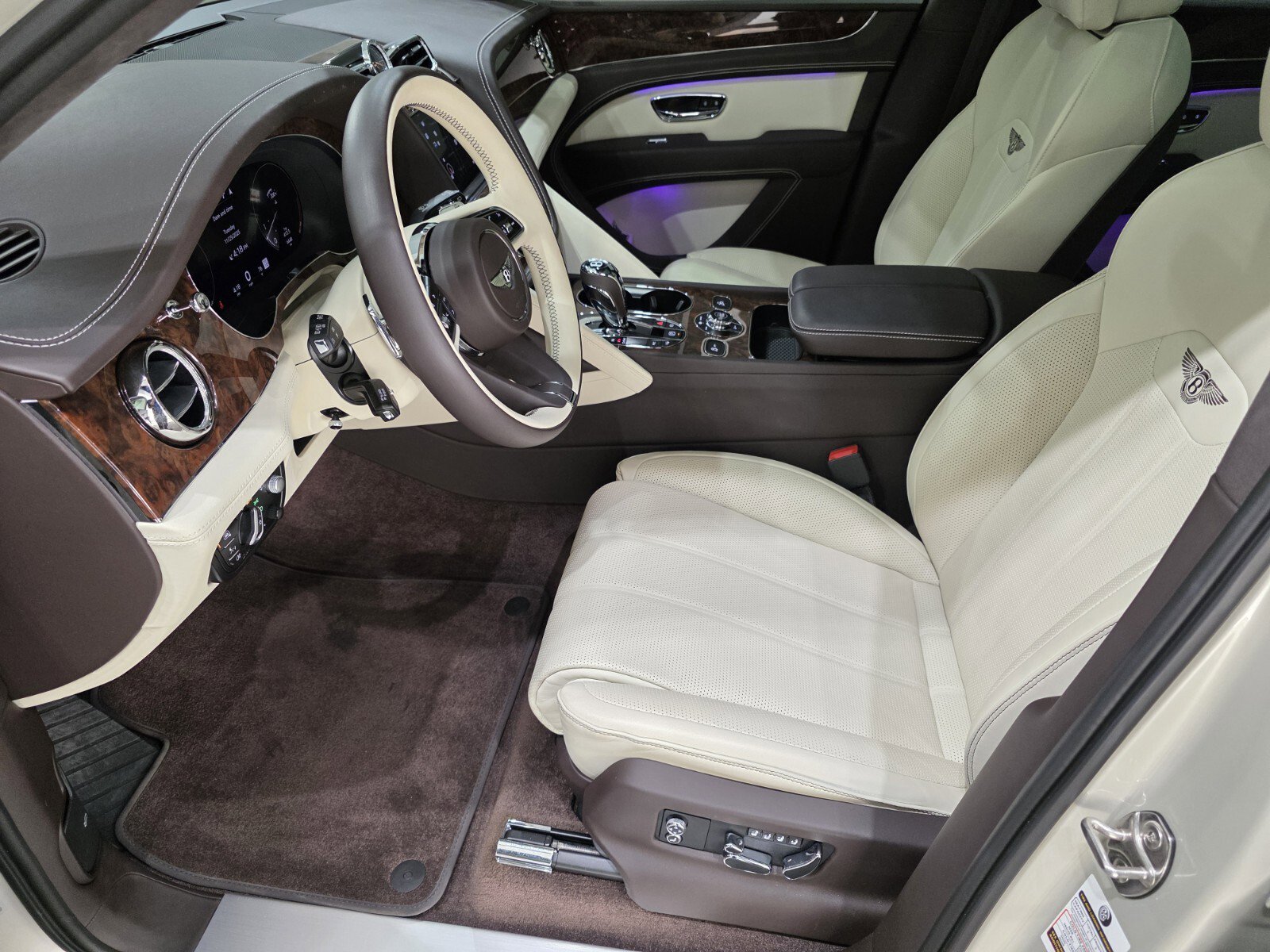 2023 Bentley Bentayga V8 photo 4