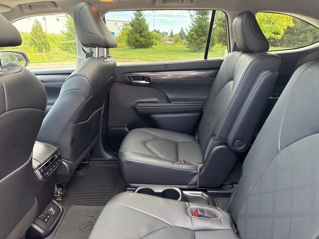2023 Toyota Highlander Hybrid Platinum photo 24