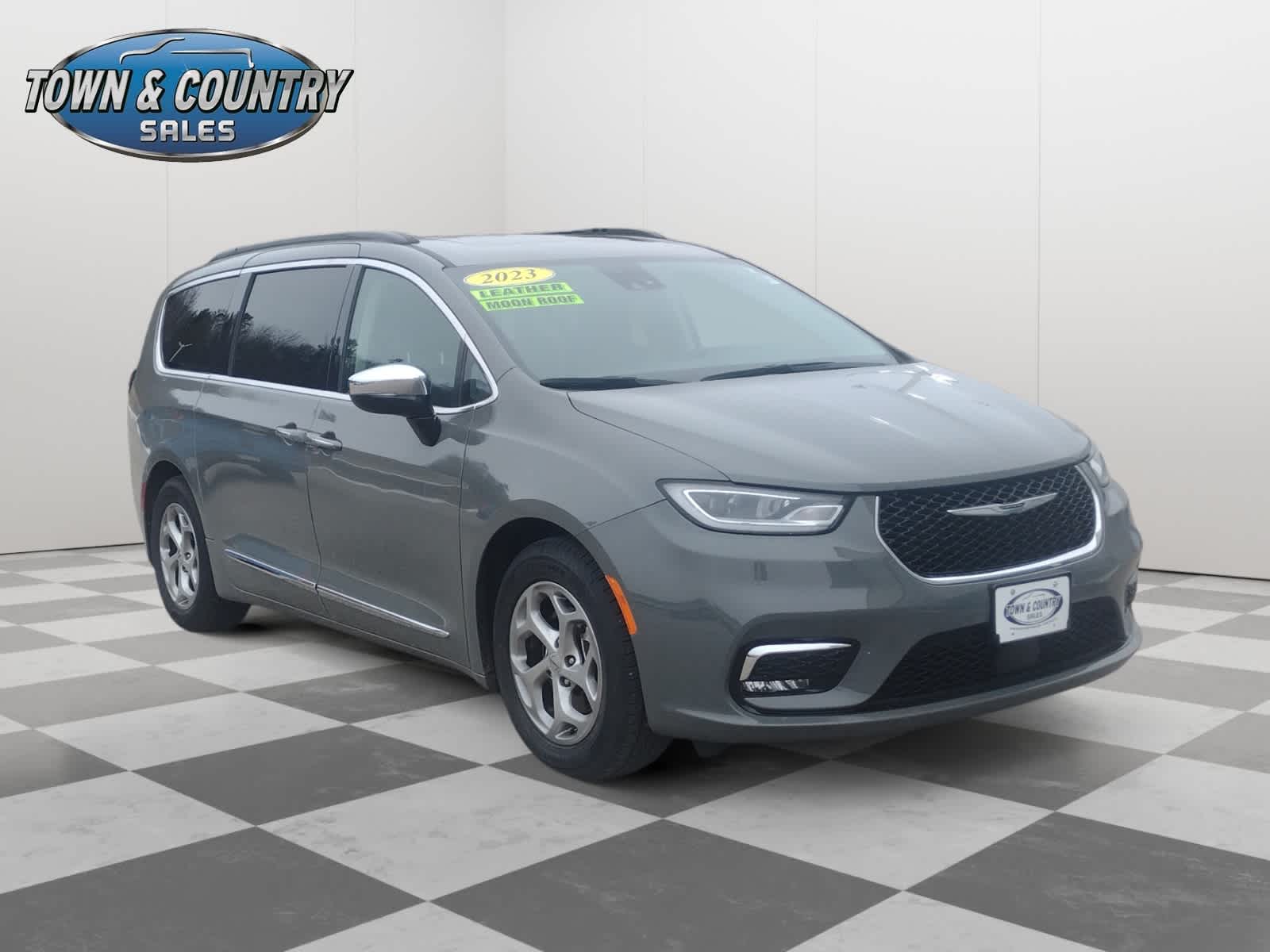 2023 Chrysler Pacifica Limited's photo