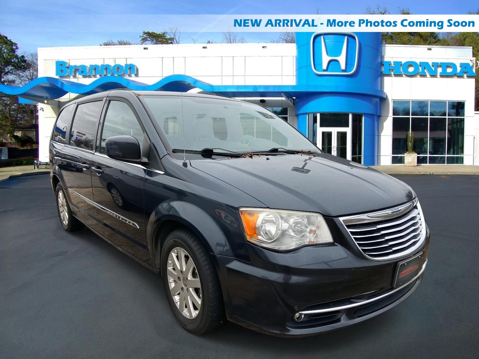 2014 Chrysler Town & Country Touring's photo