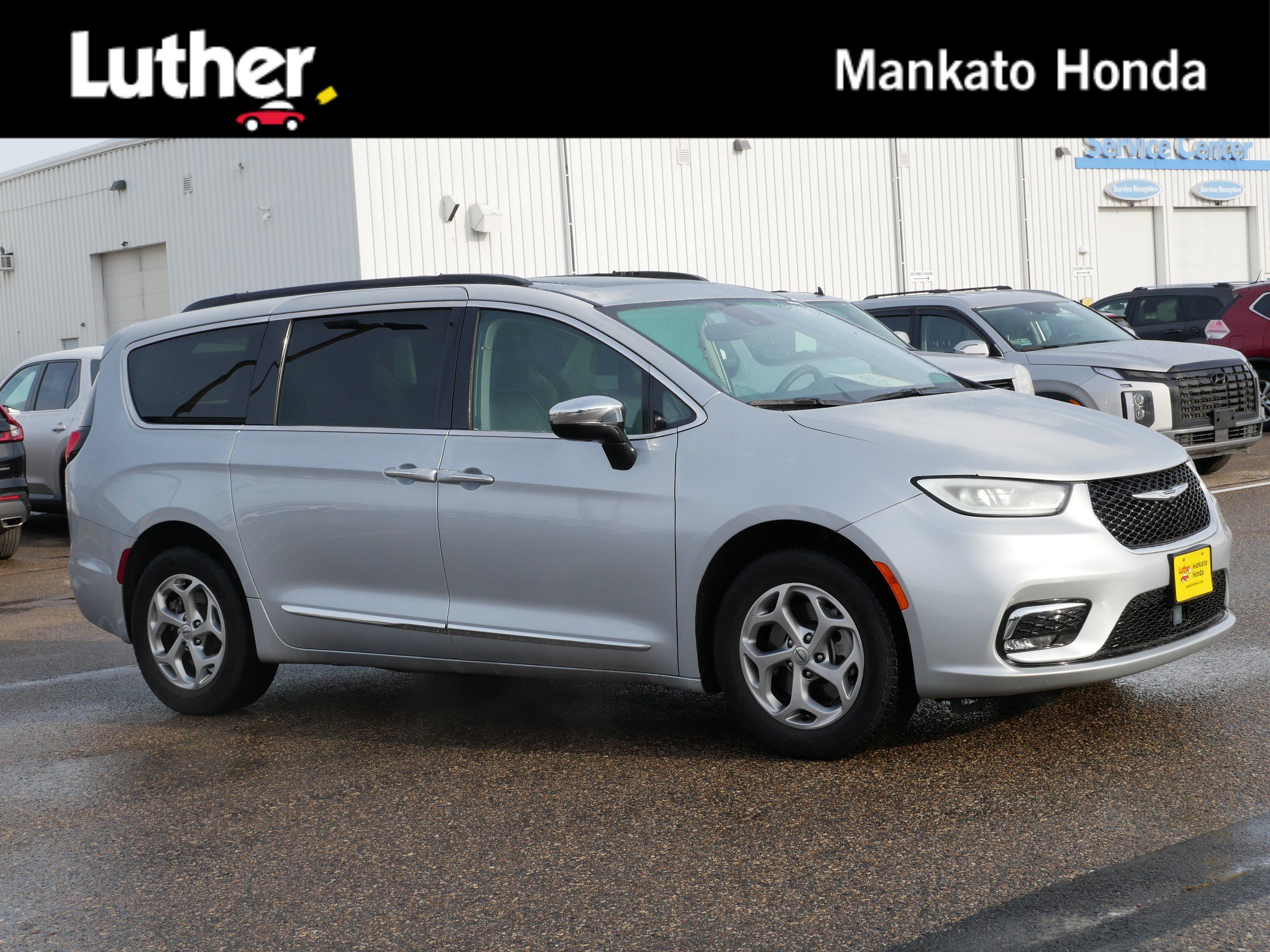 2023 Chrysler Pacifica Limited's photo