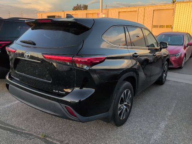 2022 Toyota Highlander XLE photo 2