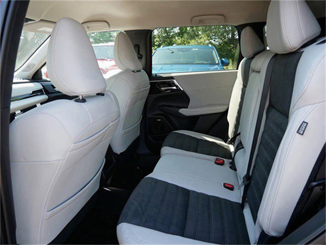 2025 Mitsubishi Outlander SE photo 4