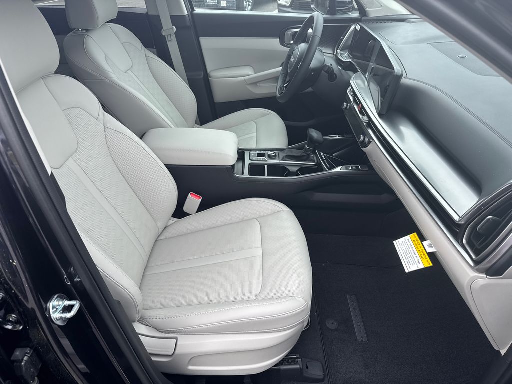 2025 Kia Sorento S photo 13