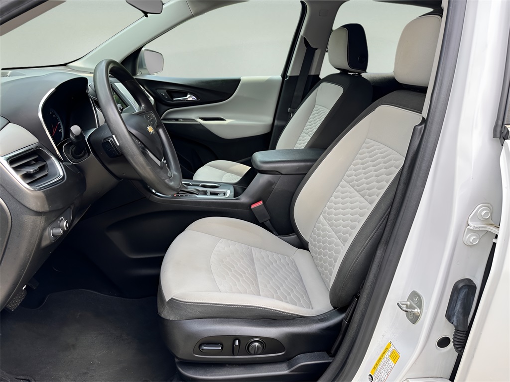 2020 Chevrolet Equinox LS photo 2