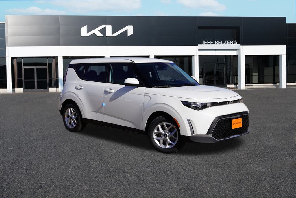 2025 Kia Soul LX's photo