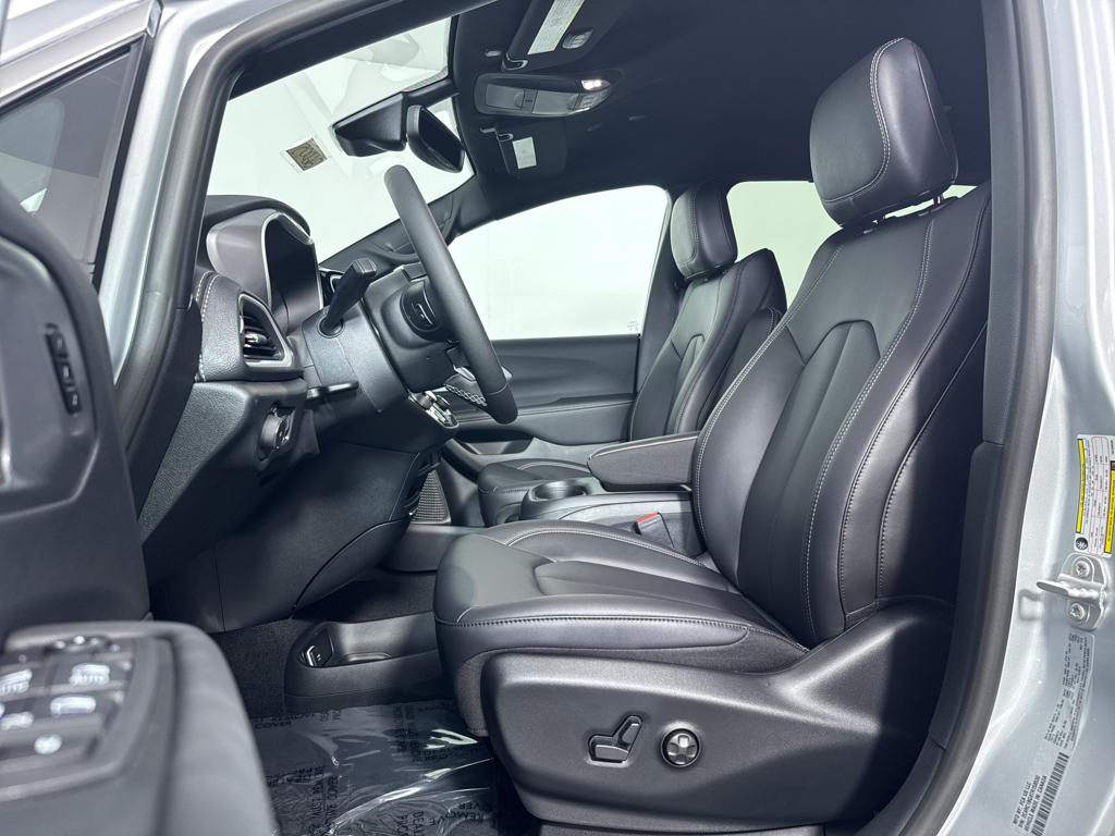 2026 Chrysler Pacifica photo 4