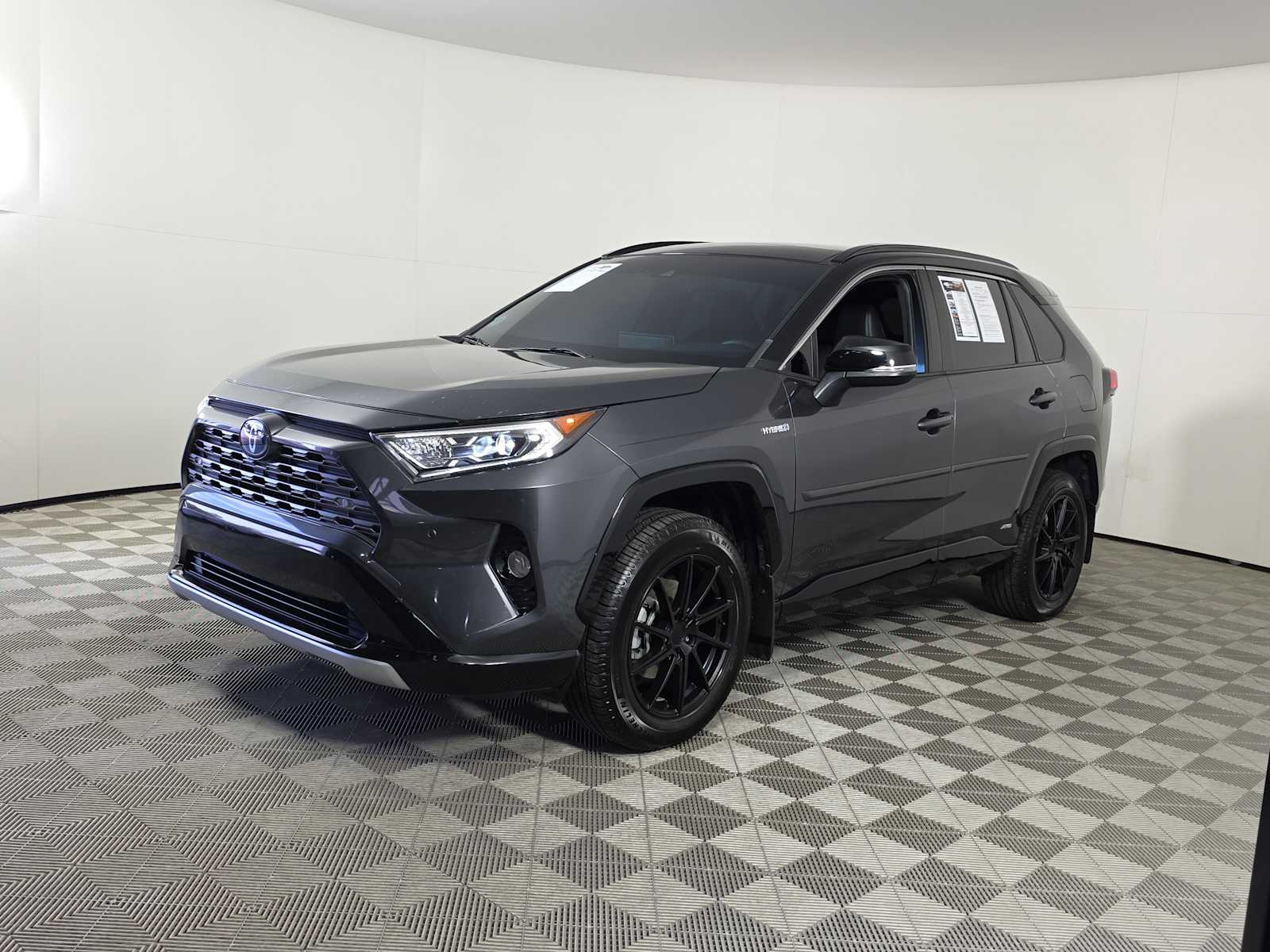 2020 Toyota RAV4 Hybrid XSE photo 3