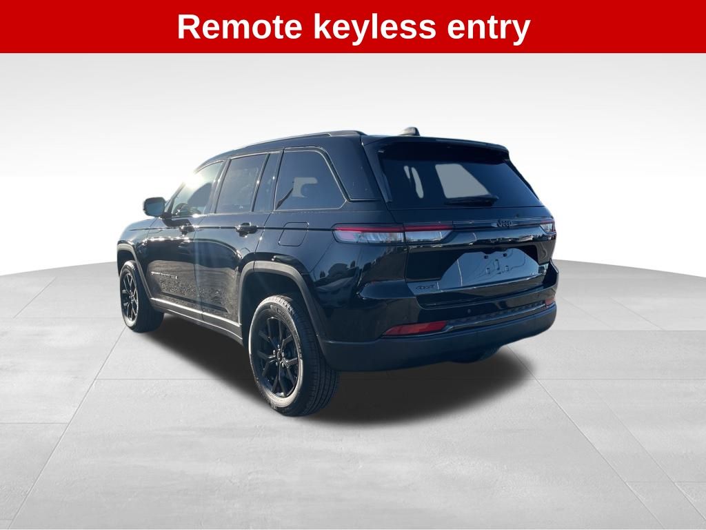 2025 Jeep Grand Cherokee Laredo photo 2