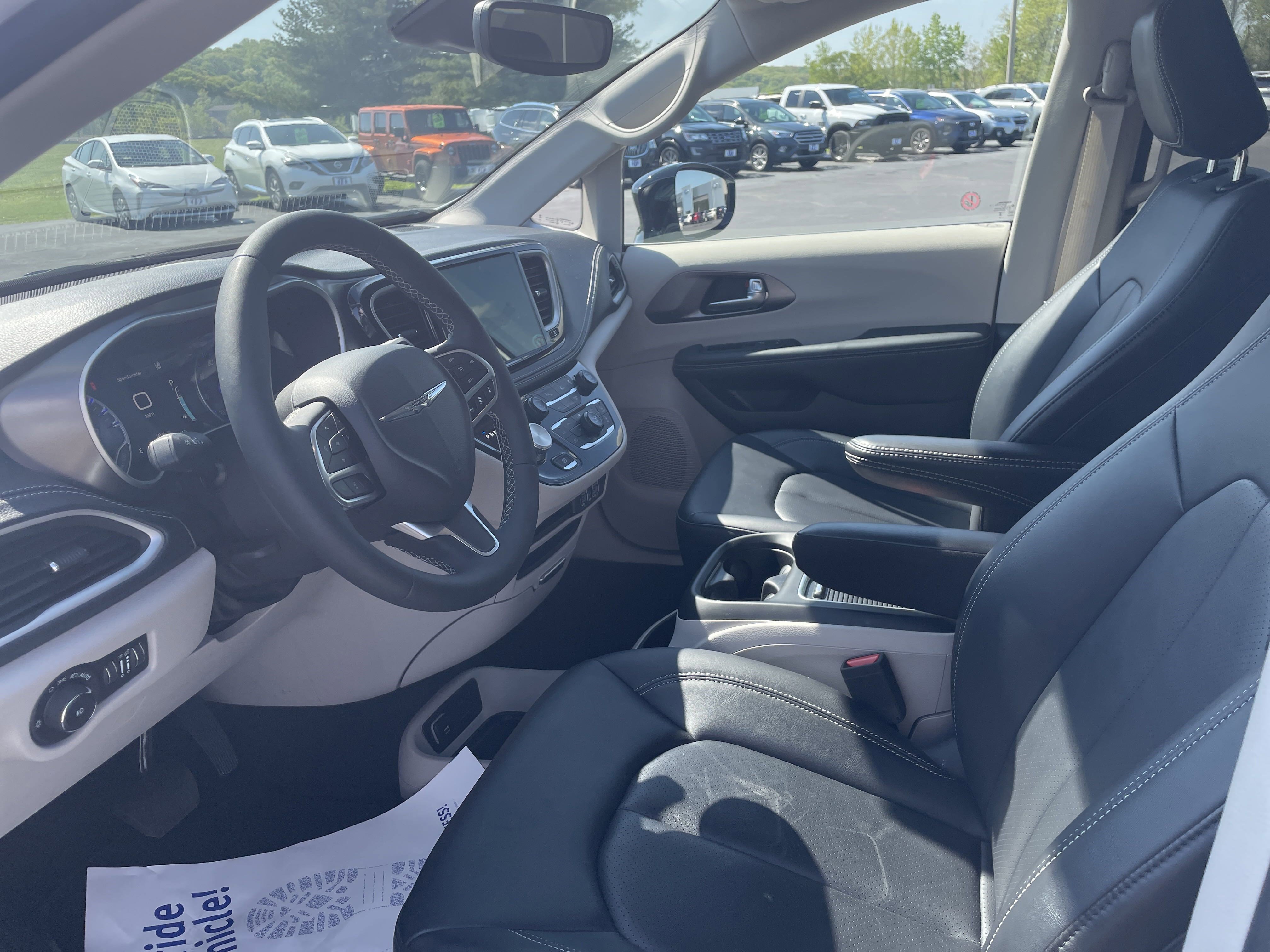 2024 Chrysler Pacifica Touring L photo 12