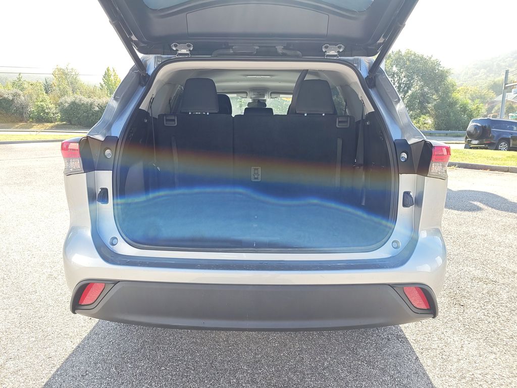 2023 Toyota Highlander LE photo 7