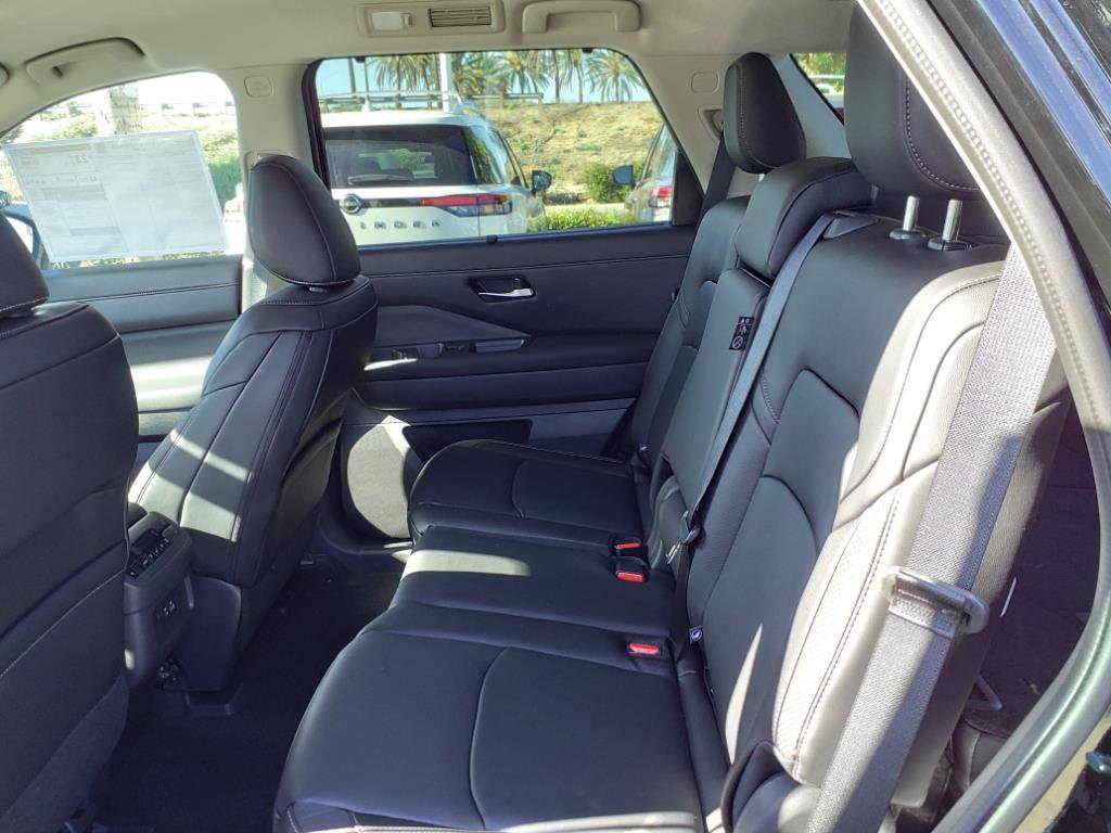 2025 Nissan Pathfinder SL photo 10