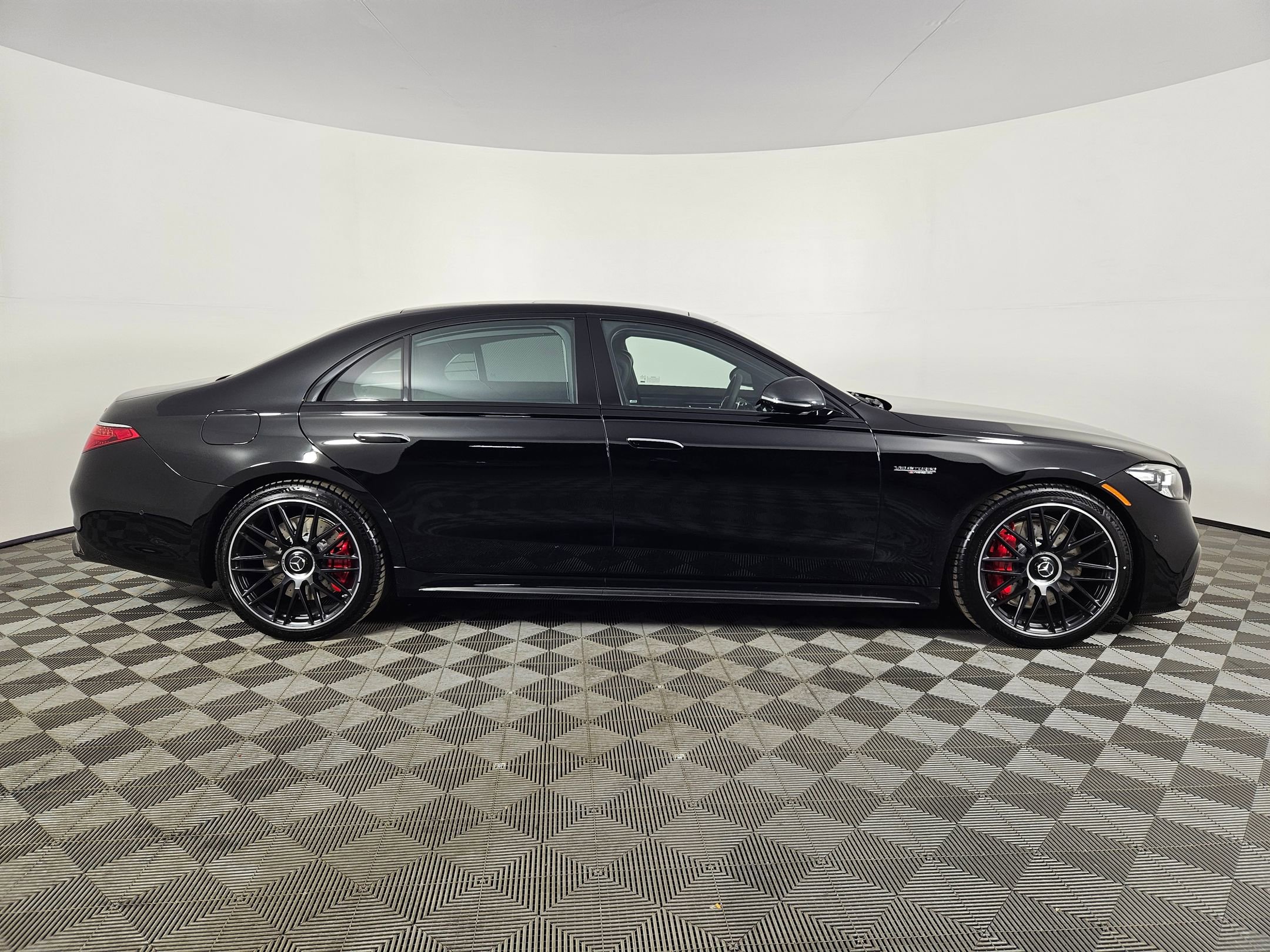 2025 Mercedes Benz S AMG 63 e 4MATIC photo 6