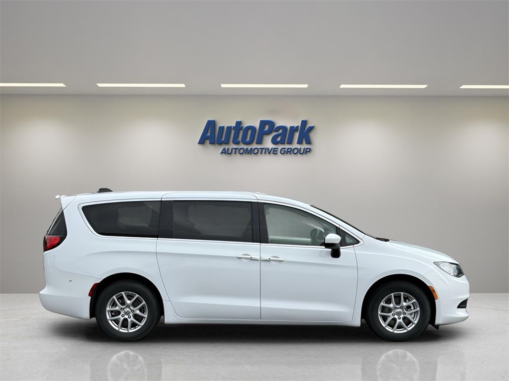 2023 Chrysler Voyager LX photo 8