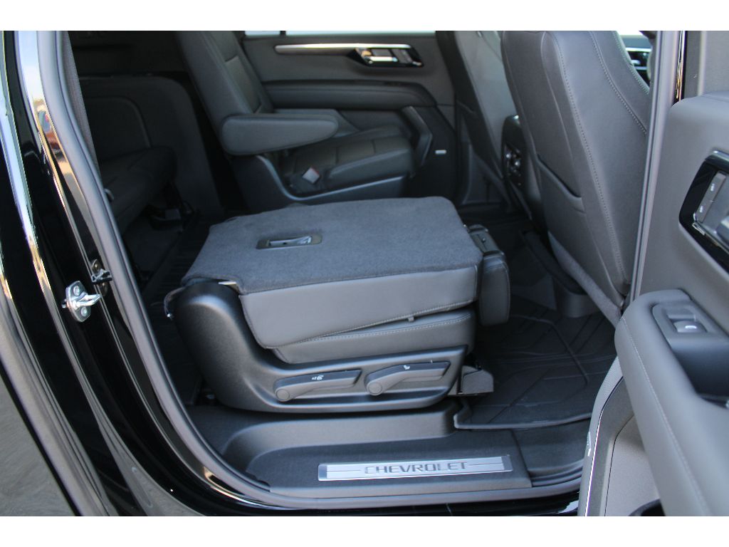 2026 Chevrolet Suburban LT photo 9