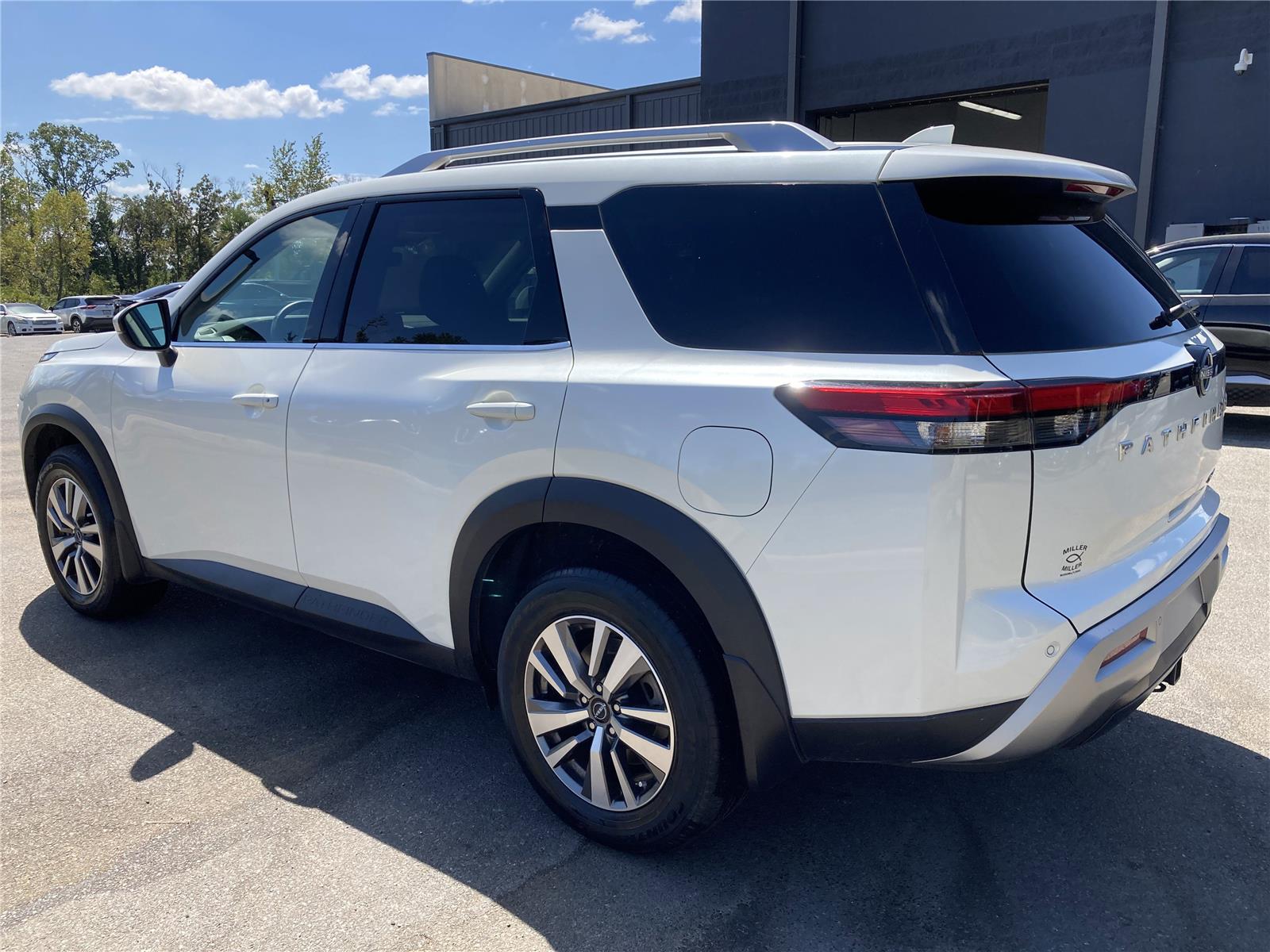 2023 Nissan Pathfinder SL photo 7