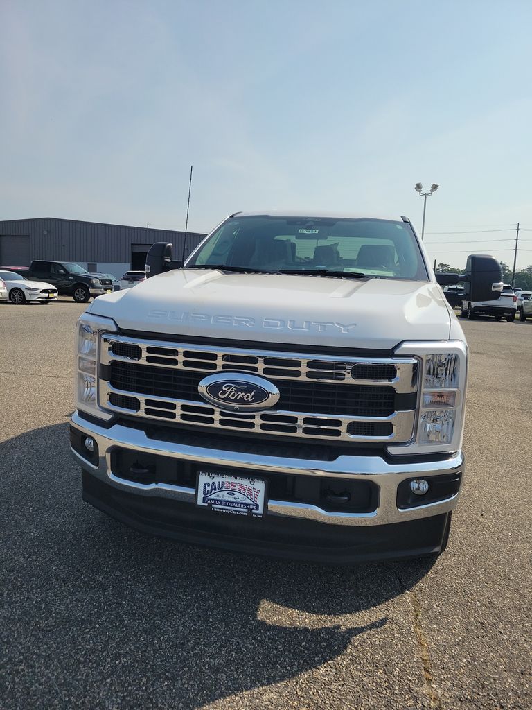 2025 Ford F-350 XLT photo 2
