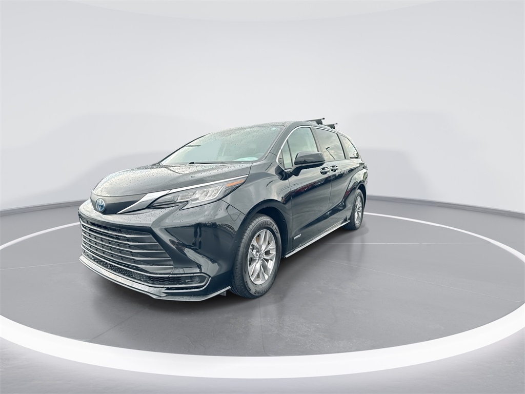 2021 Toyota Sienna LE photo 4