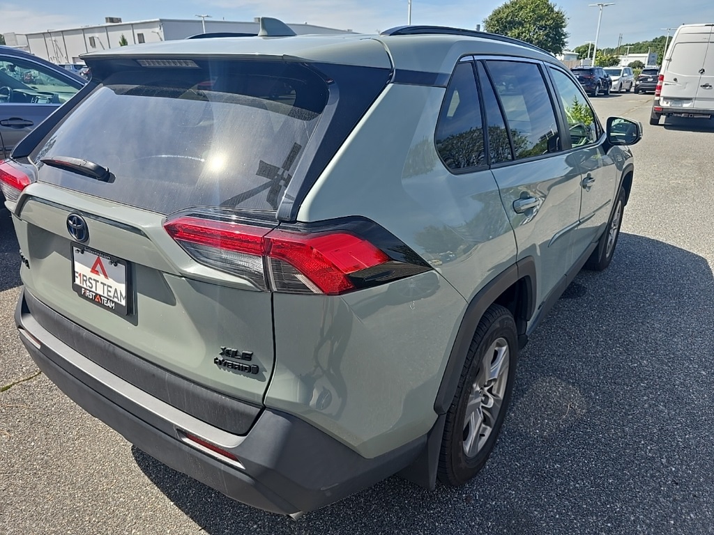 2022 Toyota RAV4 Hybrid XLE photo 5