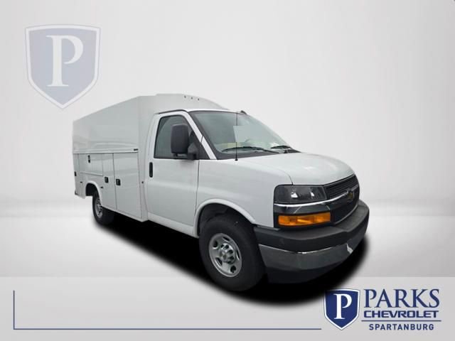 2025 Chevrolet Express Base's photo