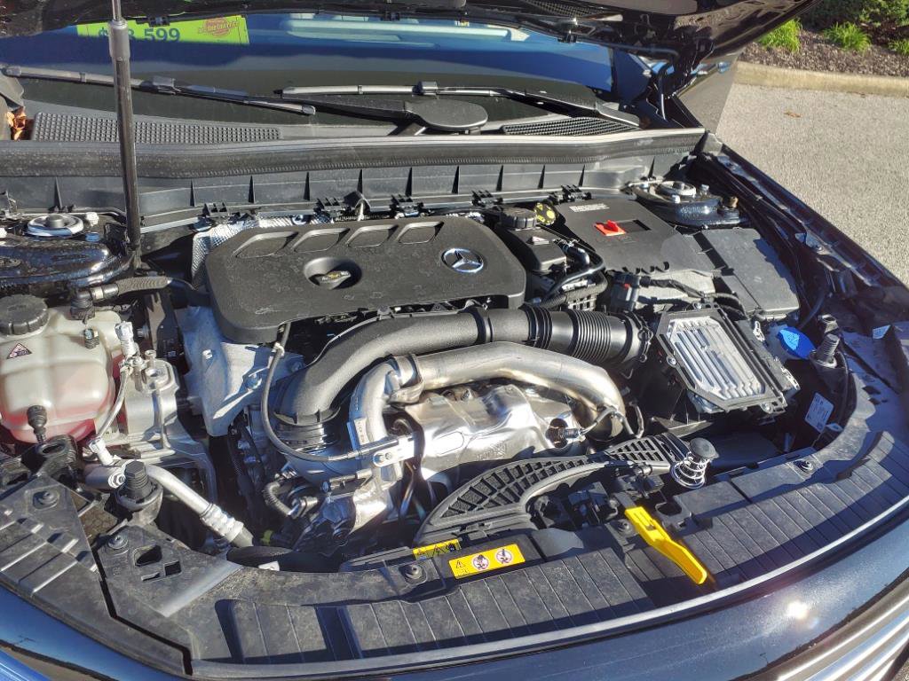 2025 Mercedes Benz GLB 250 4MATIC photo 4