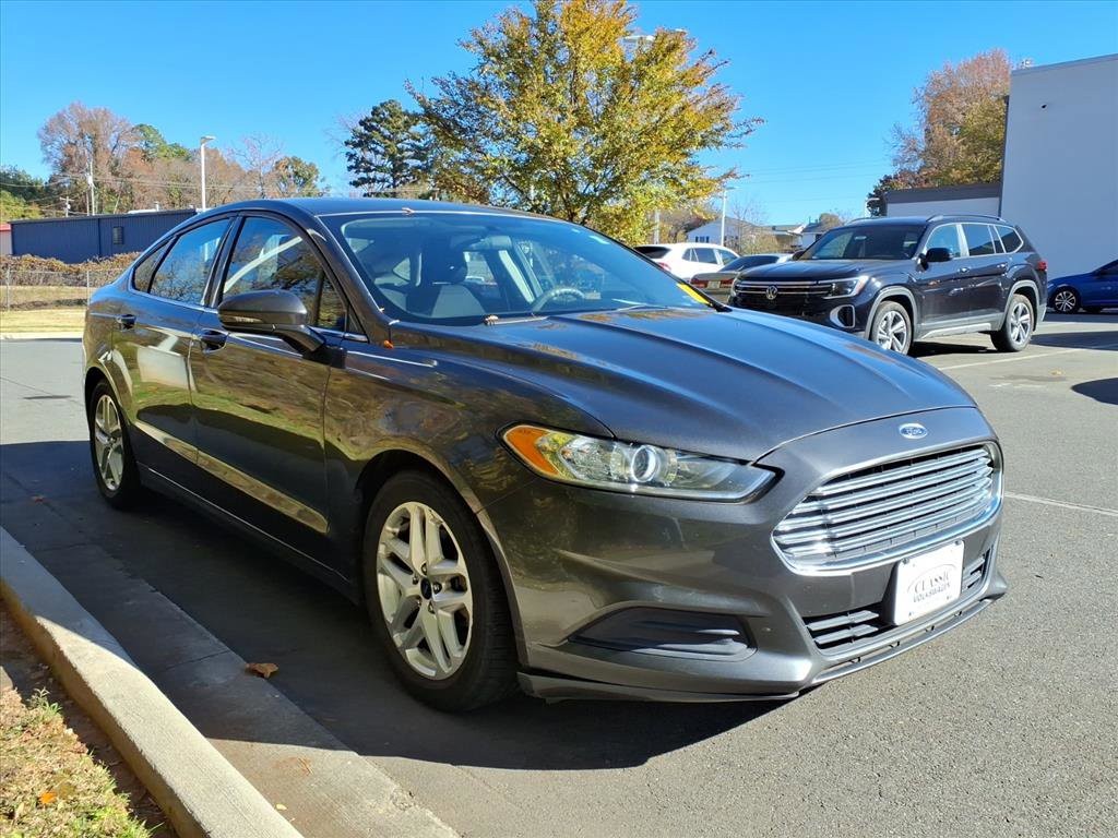 2015 Ford Fusion SE photo 2