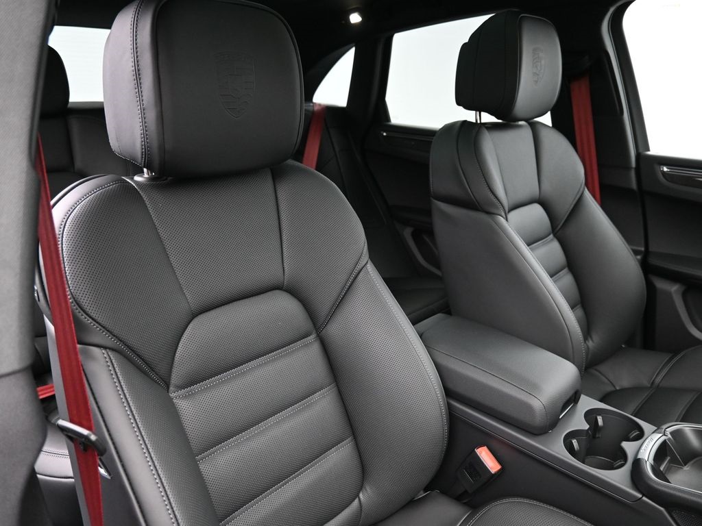 2026 Porsche Macan S photo 18