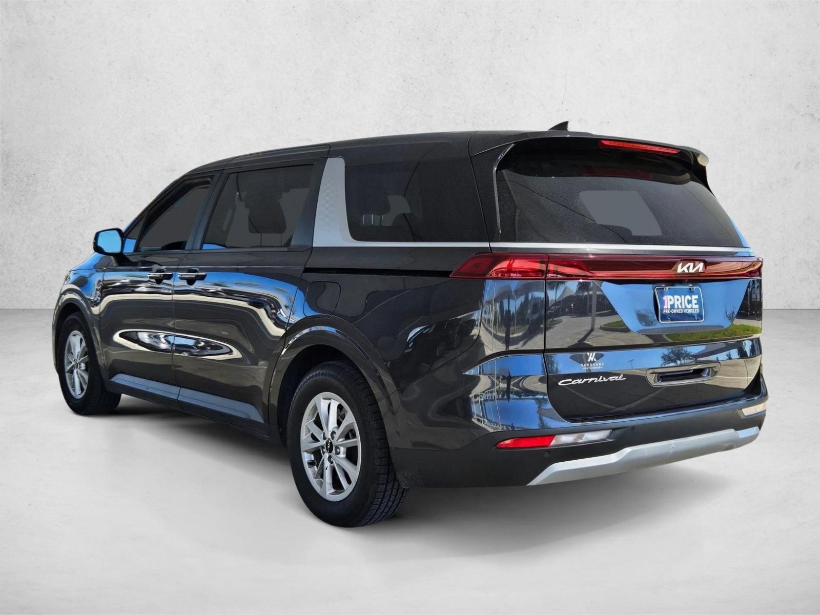 2022 Kia Carnival LX photo 3
