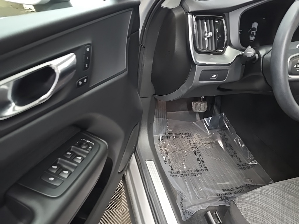 2023 Volvo XC60 B5 Core photo 27