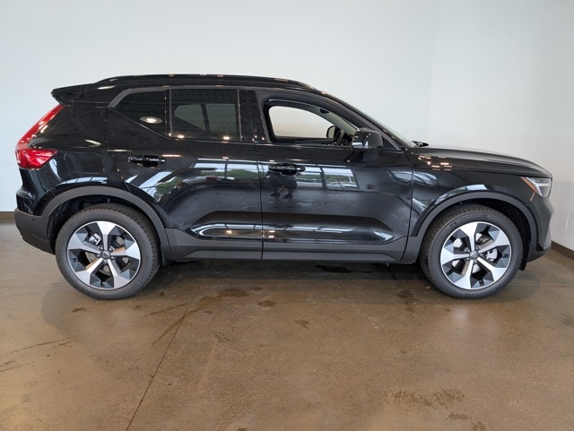 2026 Volvo XC40 Plus photo 4