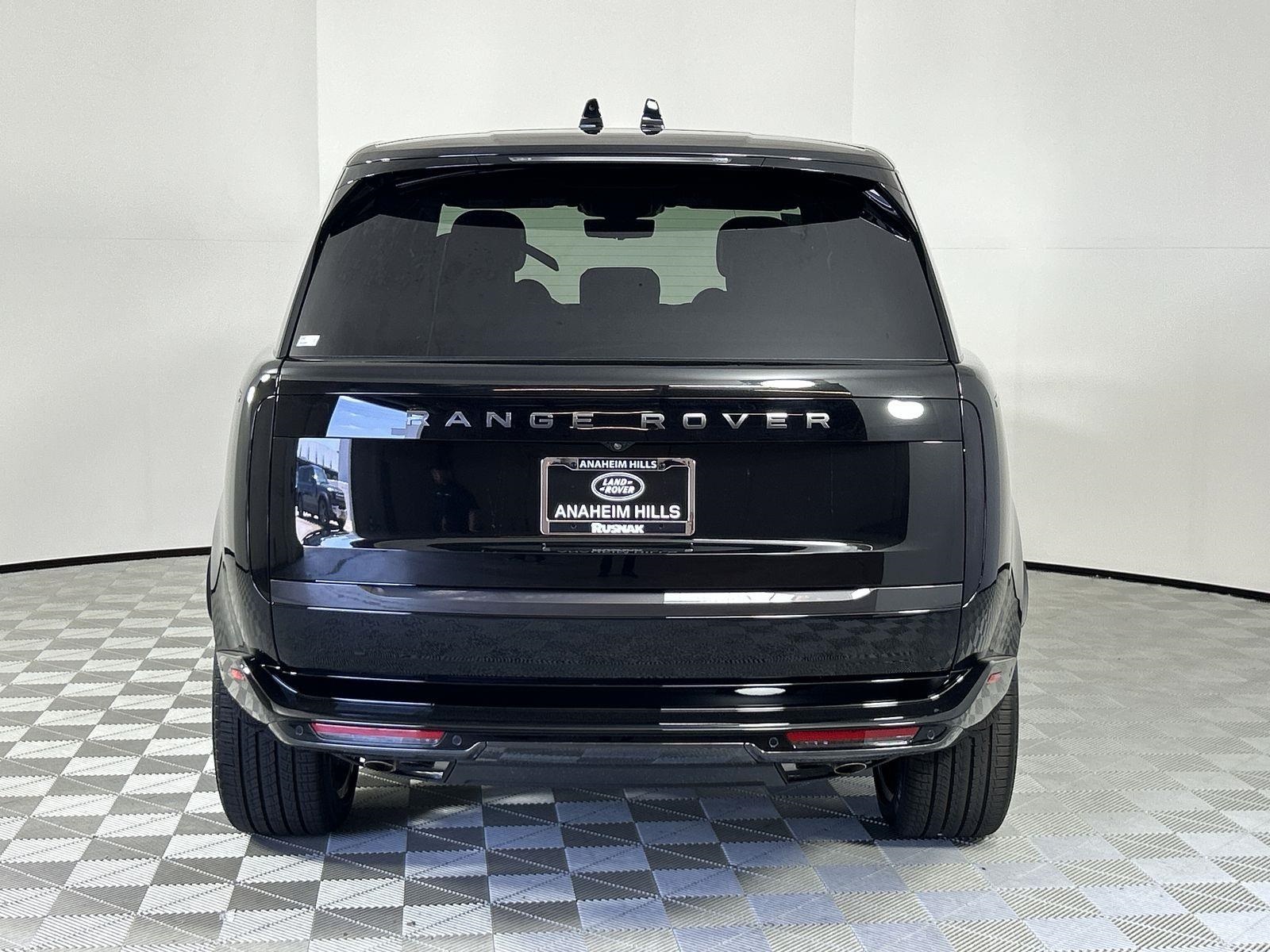 2025 Land Rover Range Rover SE photo 3