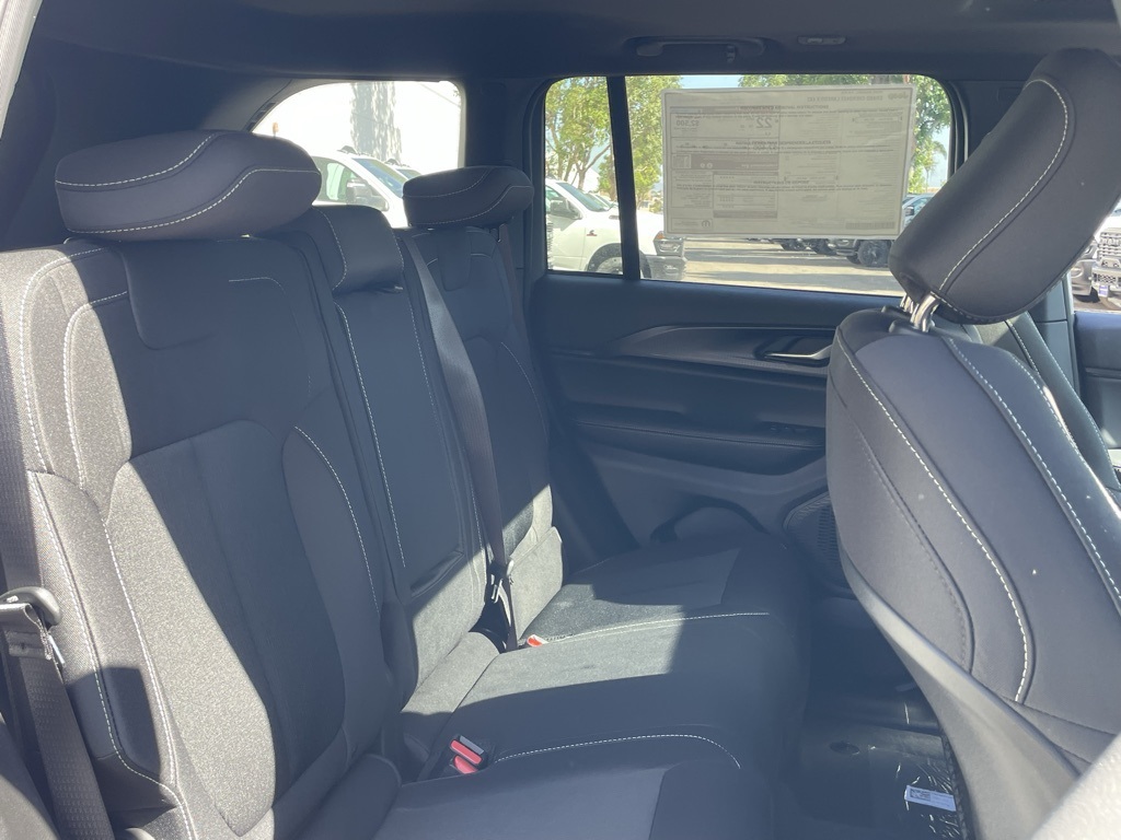 2025 Jeep Grand Cherokee Laredo X photo 18