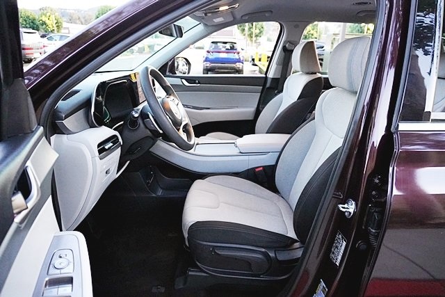 Used 2023 Red Hyundai SE image 13