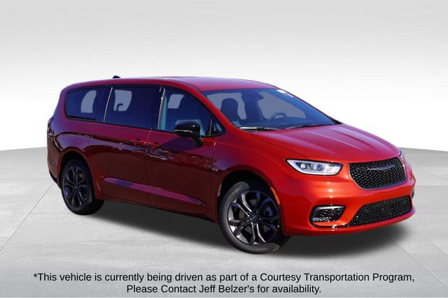 2026 Chrysler Pacifica Select's photo