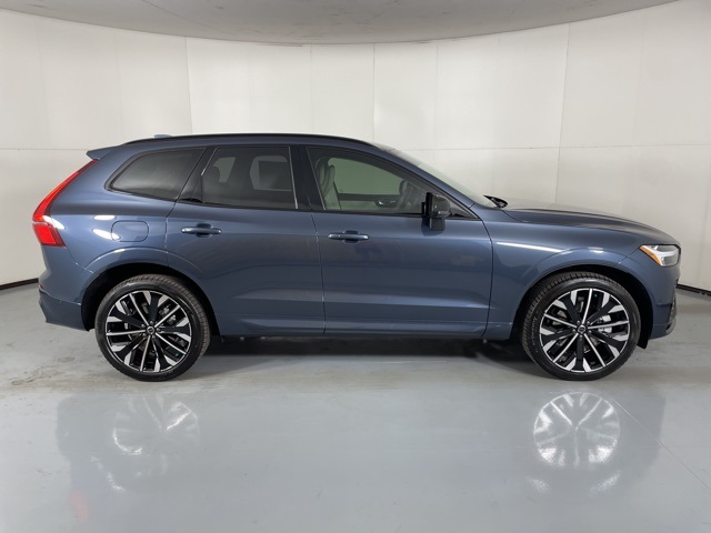 2026 Volvo XC60 Hybrid T8 photo 9