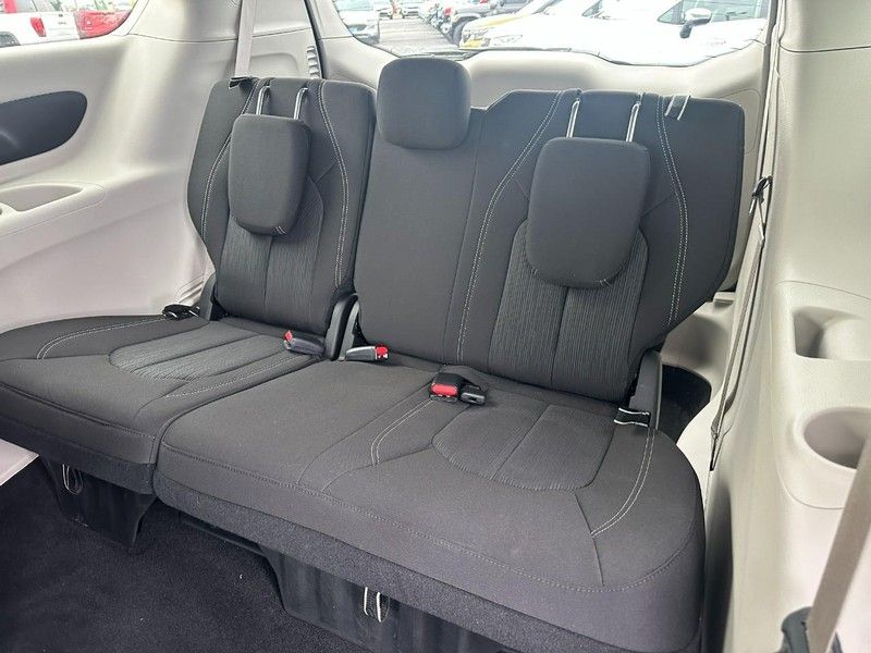 2022 Chrysler Voyager LX photo 9