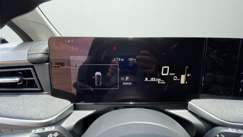 2025 Nissan Kicks SV photo 9