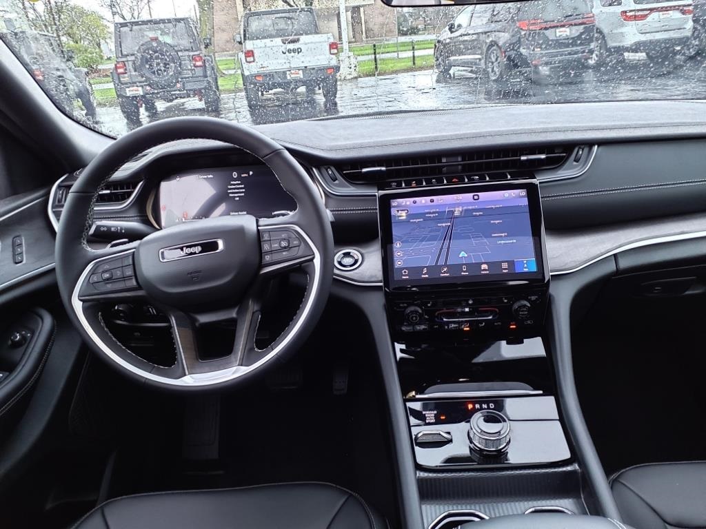 2025 Jeep Grand Cherokee Limited photo 13