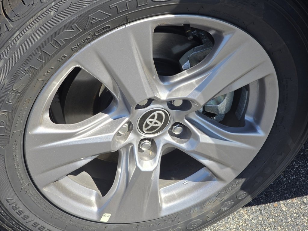2025 Toyota RAV4 XLE photo 14